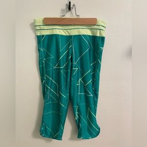 Nike Geometric Dri-Fit Green Crop Leggings - Size Small